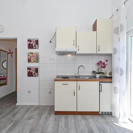 1 Bedroom Cozy In Okrug Gornji アパート *