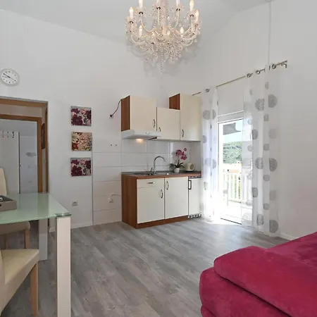 1 Bedroom Cozy In Okrug Gornji アパート トロギール